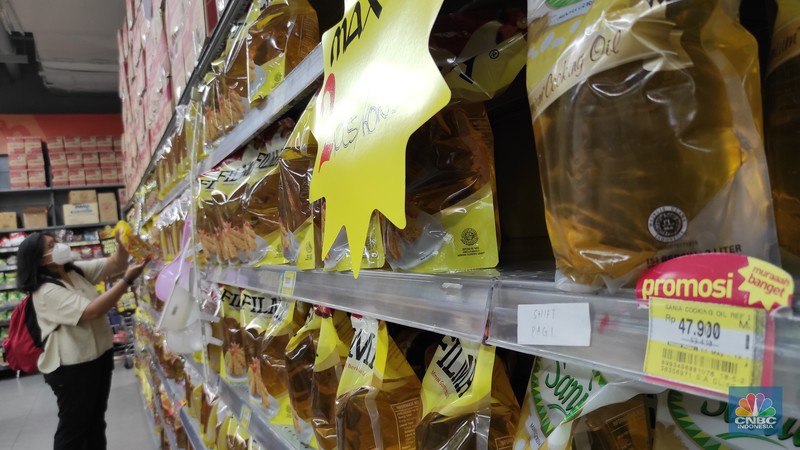 Penjualan Minyak Goreng di Hypermart Pembeli memilih minyak goreng sawit yang dijual di Hypermart Pejaten Village, Jakarta, Selasa (10/5/2022). (CNBC Indonesia/ Andrean Kristianto)