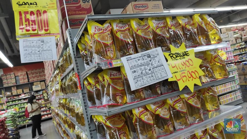 Pembeli memilih minyak goreng sawit yang dijual di Hypermart Pejaten Village, Jakarta, Selasa (10/5/2022). (CNBC Indonesia/ Andrean Kristianto)
