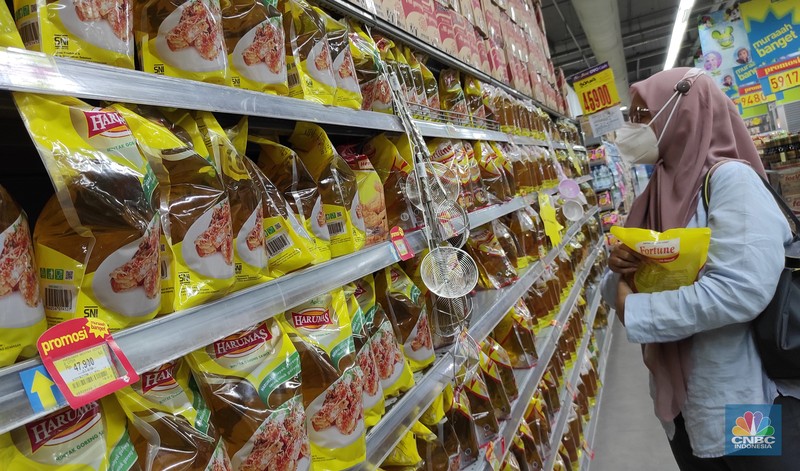 Pembeli memilih minyak goreng sawit yang dijual di Hypermart Pejaten Village, Jakarta, Selasa (10/5/2022). (CNBC Indonesia/ Andrean Kristianto)