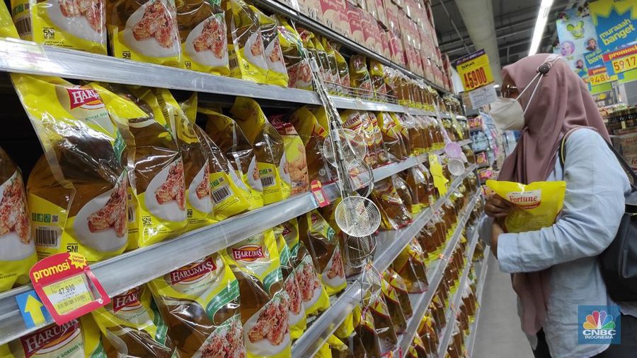 Pembeli memilih minyak goreng sawit yang dijual di Hypermart Pejaten Village, Jakarta, Selasa (10/5/2022). (CNBC Indonesia/ Andrean Kristianto)