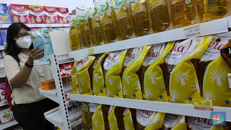 Pembeli memilih minyak goreng sawit yang dijual di Hypermart Pejaten Village, Jakarta, Selasa (10/5/2022). (CNBC Indonesia/ Andrean Kristianto)