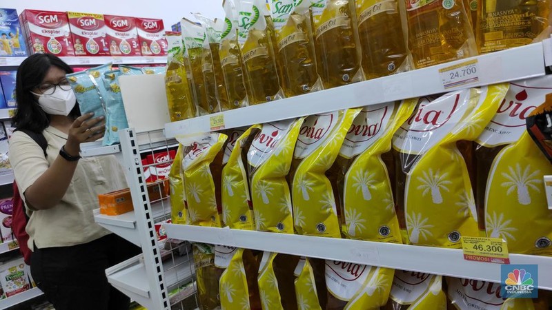 Pembeli memilih minyak goreng sawit yang dijual di Hypermart Pejaten Village, Jakarta, Selasa (10/5/2022). (CNBC Indonesia/ Andrean Kristianto)