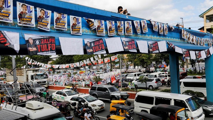 PHILIPPINES-ELECTION/ People ride during a traffic jam near polling precincts as Filipinos vote during the national elections in Quezon City, Philippines, May 9, 2022. REUTERS/Willy Kurniawan