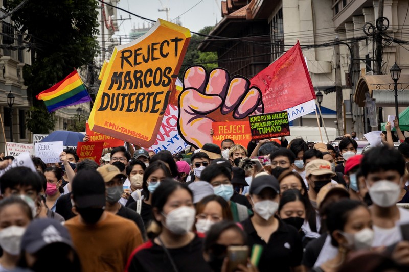 PHILIPPINES-ELECTION/PROTESTS Students and activists march outside the Commission on Elections to protest its unofficial tally of the national elections, showing presidential candidate Ferdinand