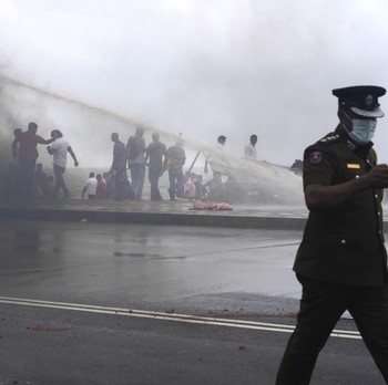 Potret Ricuh di Sri Lanka, PM Mundur saat Negara Kacau