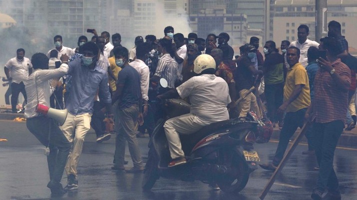 Sri Lanka Economic Crisis Sri Lanka's pro government and anti government protestors clash amid tear gas outside the president's office in Colombo, Sri Lanka, Monday, May 9, 2022. Government supporters on Monday attacked protesters who have been camped outside the office of Sri Lanka's prime minster, as trade unions began a