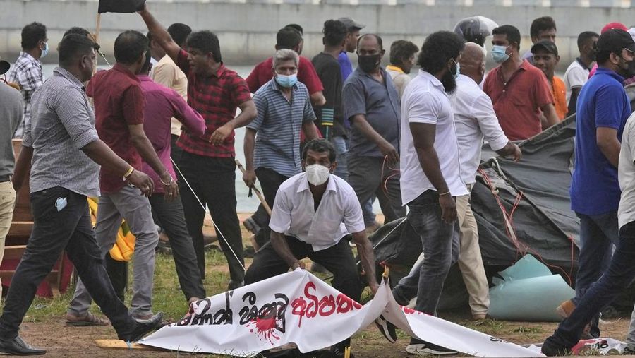 Sri Lanka's pro government supporters vandalise the camps of anti government protestors outside the president's office in Colombo, Sri Lanka, Monday, May 9, 2022. Government supporters on Monday attacked protesters who have been camped outside the office of Sri Lanka's prime minster, as trade unions began a