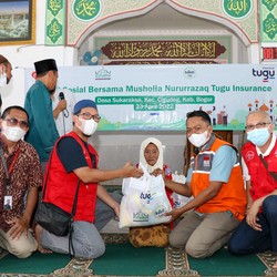 Tugu Insurance Gandeng Rumah Zakat Salurkan 275 Paket Bansos