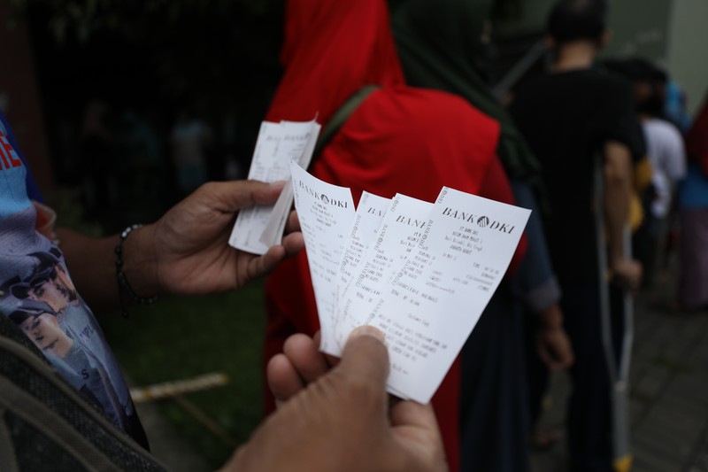 Antrian Sembako Murah di Rusun (CNBC Indonesia/Tri Susilo) Antrian Sembako Murah di Rusun (CNBC Indonesia/Tri Susilo)