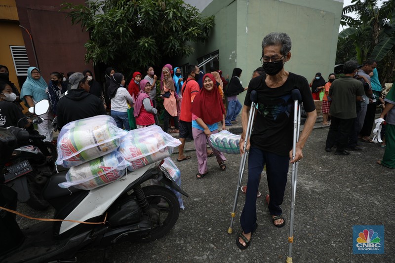 Antrian Sembako Murah di Rusun (CNBC Indonesia/Tri Susilo)
