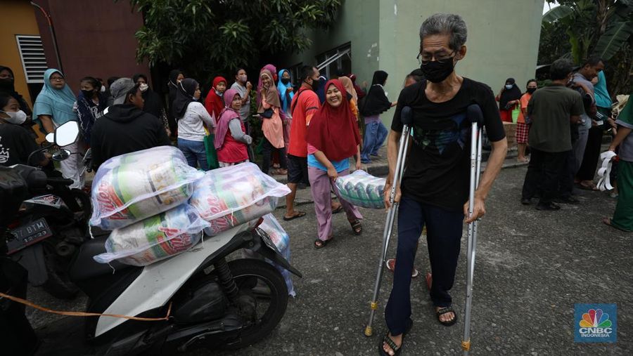 Antrian Sembako Murah di Rusun (CNBC Indonesia/Tri Susilo)