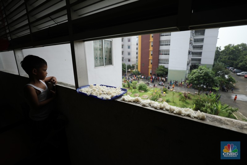 Antrian Sembako Murah di Rusun (CNBC Indonesia/Tri Susilo)