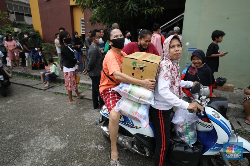 Antrian Sembako Murah di Rusun (CNBC Indonesia/Tri Susilo) Antrian Sembako Murah di Rusun (CNBC Indonesia/Tri Susilo)