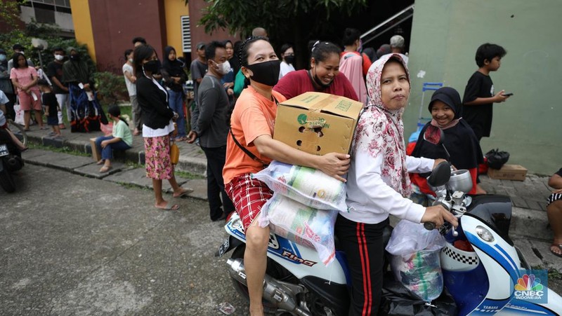 Antrian Sembako Murah di Rusun (CNBC Indonesia/Tri Susilo)