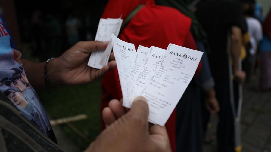 Antrian Sembako Murah di Rusun (CNBC Indonesia/Tri Susilo)