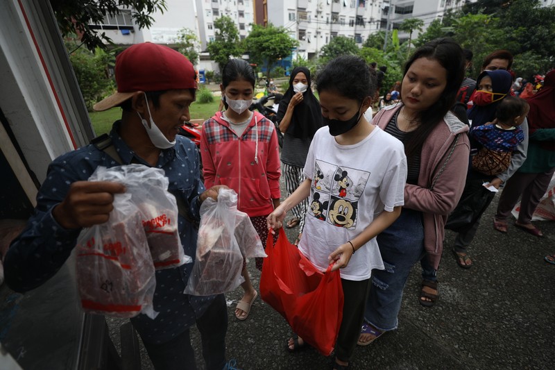 Antrian Sembako Murah di Rusun (CNBC Indonesia/Tri Susilo)