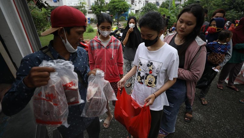 Antrian Sembako Murah di Rusun (CNBC Indonesia/Tri Susilo)