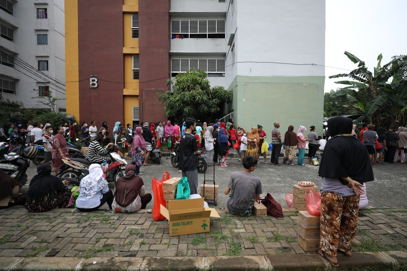 Antrian Sembako Murah di Rusun (CNBC Indonesia/Tri Susilo) Antrian Sembako Murah di Rusun (CNBC Indonesia/Tri Susilo)