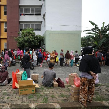 Mengular, Warga Rusun Jakarta Antre Beli Pangan Subsidi