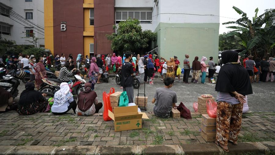 Antrian Sembako Murah di Rusun (CNBC Indonesia/Tri Susilo)
