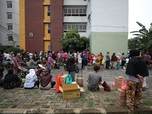Mengular, Warga Rusun Jakarta Antre Beli Pangan Subsidi