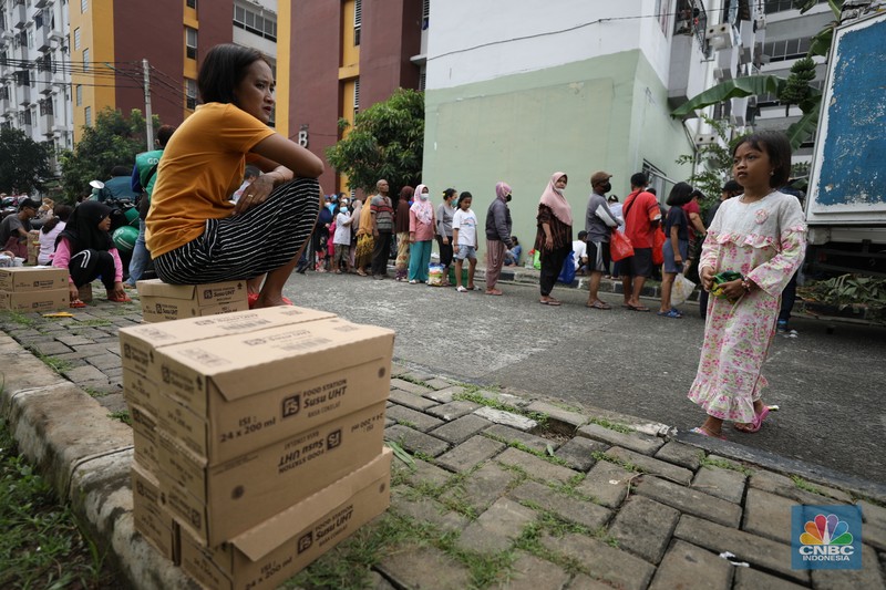 Antrian Sembako Murah di Rusun (CNBC Indonesia/Tri Susilo) Antrian Sembako Murah di Rusun (CNBC Indonesia/Tri Susilo)