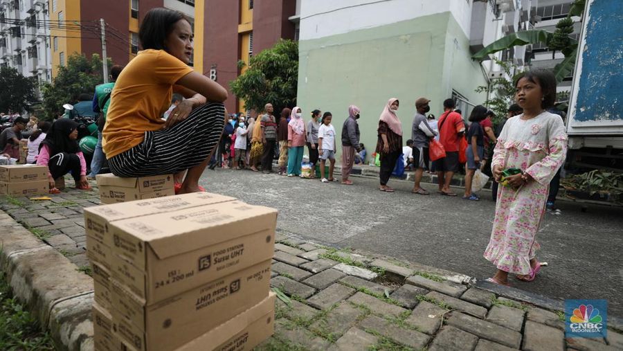 Antrian Sembako Murah di Rusun (CNBC Indonesia/Tri Susilo)