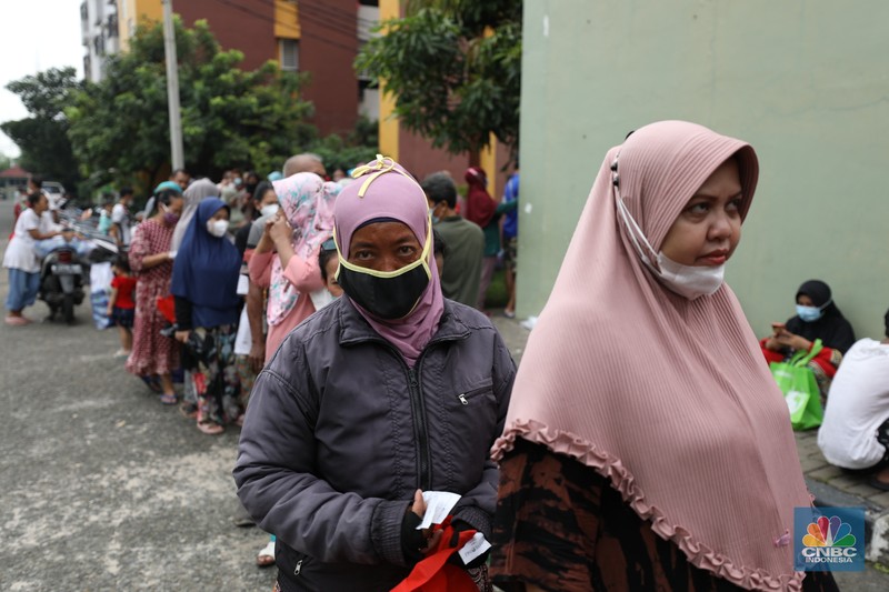 Antrian Sembako Murah di Rusun (CNBC Indonesia/Tri Susilo) Antrian Sembako Murah di Rusun (CNBC Indonesia/Tri Susilo)