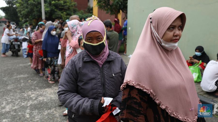 Antrian Sembako Murah di Rusun (CNBC Indonesia/Tri Susilo)