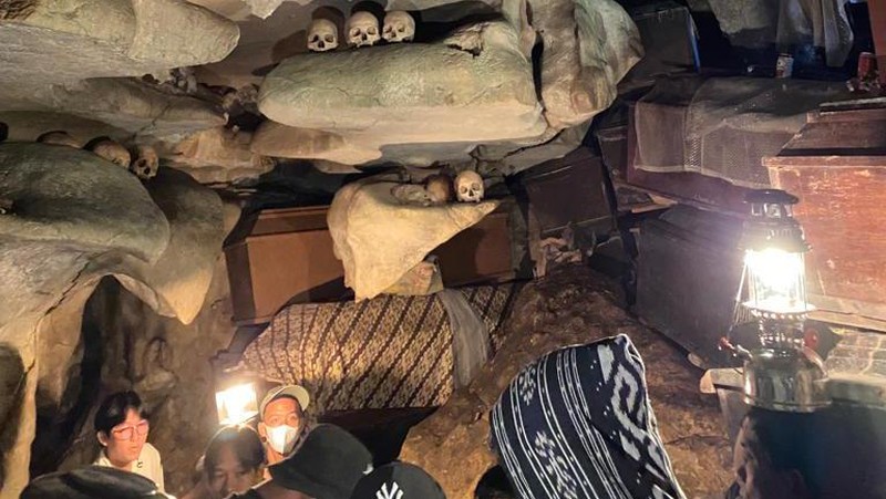 Goa Londa yang merupakan salah satu makam yang diperuntukkan khusus bagi para leluhur Toraja dan keturunannya yang sudah berumur hingga ratusan tahun. (CNBC Indonesia/Sasa)
