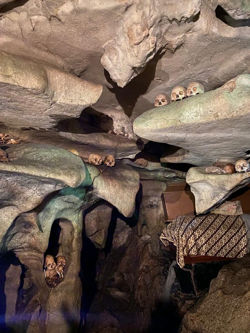 Goa Londa yang merupakan salah satu makam yang diperuntukkan khusus bagi para leluhur Toraja dan keturunannya yang sudah berumur hingga ratusan tahun. (CNBC Indonesia/Sasa) Goa Londa yang merupakan salah satu makam yang diperuntukkan khusus bagi para leluhur Toraja dan keturunannya yang sudah berumur hingga ratusan tahun. (CNBC Indonesia/Sasa)