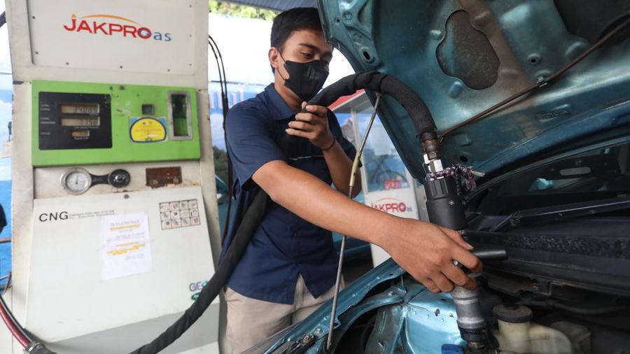 Petugas melakukan pengisian Bahan Bakar Gas di Stasiun Pengisian Bahan Bakar Gas (SPBG) di Jl. Kapten Tendean, Rabu (11/5/2022). (CNBC Indonesia/Andrean Kristianto)