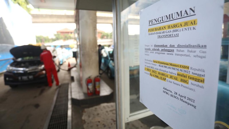 Petugas melakukan pengisian Bahan Bakar Gas di Stasiun Pengisian Bahan Bakar Gas (SPBG) di Jl. Kapten Tendean, Rabu (11/5/2022). (CNBC Indonesia/Andrean Kristianto)