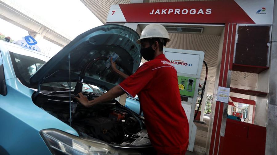 Petugas melakukan pengisian Bahan Bakar Gas di Stasiun Pengisian Bahan Bakar Gas (SPBG) di Jl. Kapten Tendean, Rabu (11/5/2022). (CNBC Indonesia/Andrean Kristianto)