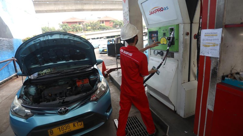 Petugas melakukan pengisian Bahan Bakar Gas di Stasiun Pengisian Bahan Bakar Gas (SPBG) di Jl. Kapten Tendean, Rabu (11/5/2022). (CNBC Indonesia/Andrean Kristianto)