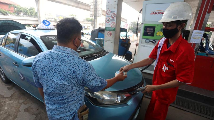 Petugas melakukan pengisian Bahan Bakar Gas di Stasiun Pengisian Bahan Bakar Gas (SPBG) di Jl. Kapten Tendean, Rabu (11/5/2022). (CNBC Indonesia/Andrean Kristianto)