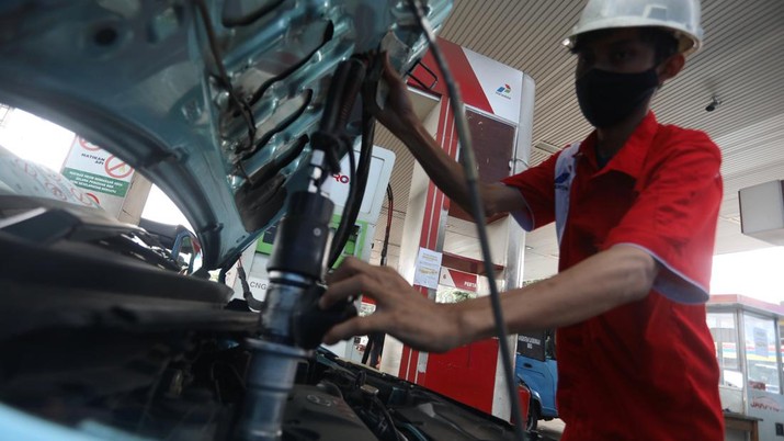 Petugas melakukan pengisian Bahan Bakar Gas di Stasiun Pengisian Bahan Bakar Gas (SPBG) di Jl. Kapten Tendean, Rabu (11/5/2022). (CNBC Indonesia/Andrean Kristianto)