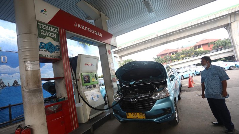 Petugas melakukan pengisian Bahan Bakar Gas di Stasiun Pengisian Bahan Bakar Gas (SPBG) di Jl. Kapten Tendean, Rabu (11/5/2022). (CNBC Indonesia/Andrean Kristianto)