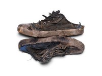 Balenciaga Jual Sneaker Compang-Camping, Ada yang Mau Beli?