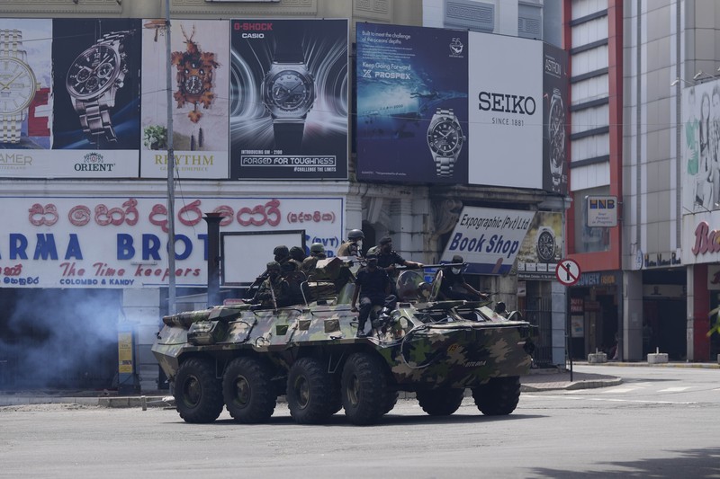 SRI LANKA-CRISIS/ Army members travel on an armoured car on the main road after the curfew was extended for another extra day following a clash between Anti-government demonstrators and Sri Lanka's ruling party supporters, amid the country's economic crisis, in Colombo, Sri Lanka, May 11, 2022. REUTERS/Dinuka Liyanawatte
