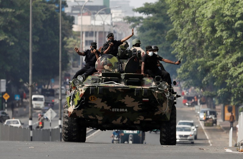 SRI LANKA-CRISIS/ Army members travel on an armoured car on the main road after the curfew was extended for another extra day following a clash between Anti-government demonstrators and Sri Lanka's ruling party supporters, amid the country's economic crisis, in Colombo, Sri Lanka, May 11, 2022. REUTERS/Dinuka Liyanawatte