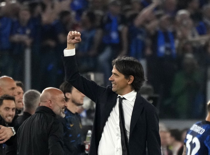 Italy Soccer Italian Cup Inter players holds the trophy and celebrates after winning the the Italian Cup final soccer match between Juventus and Inter Milan at the Stadio Olimpico in Rome, Italy, Wednesday, May 11, 2022. (AP Photo/Alessandra Tarantino)