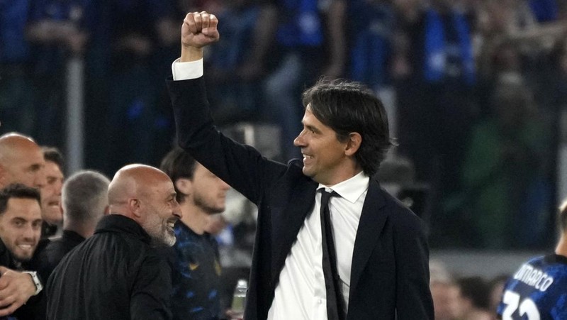 Inter players holds the trophy and celebrates after winning the the Italian Cup final soccer match between Juventus and Inter Milan at the Stadio Olimpico in Rome, Italy, Wednesday, May 11, 2022. (AP Photo/Alessandra Tarantino)