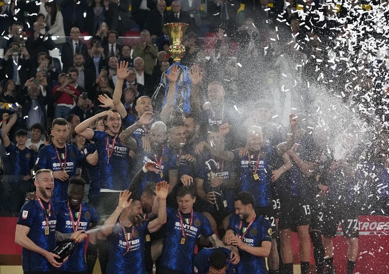 Italy Soccer Italian Cup Inter players holds the trophy and celebrates after winning the the Italian Cup final soccer match between Juventus and Inter Milan at the Stadio Olimpico in Rome, Italy, Wednesday, May 11, 2022. (AP Photo/Alessandra Tarantino)