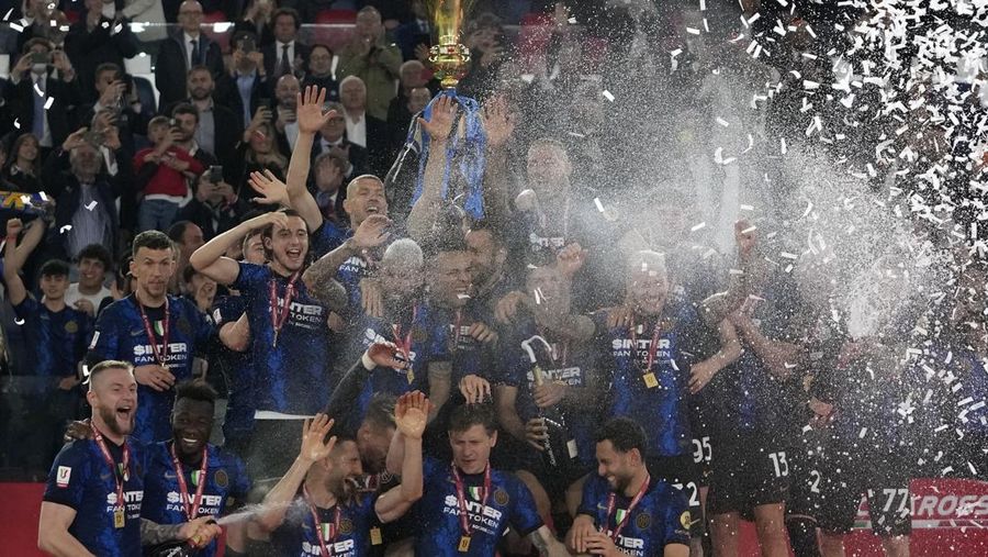 Inter players holds the trophy and celebrates after winning the the Italian Cup final soccer match between Juventus and Inter Milan at the Stadio Olimpico in Rome, Italy, Wednesday, May 11, 2022. (AP Photo/Alessandra Tarantino)