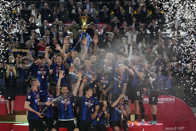 Inter players holds the trophy and celebrates after winning the the Italian Cup final soccer match between Juventus and Inter Milan at the Stadio Olimpico in Rome, Italy, Wednesday, May 11, 2022. (AP Photo/Alessandra Tarantino)