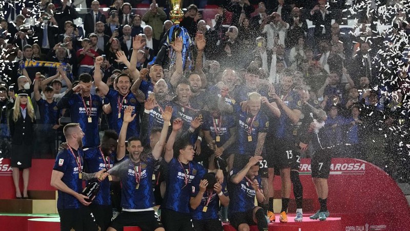 Inter players holds the trophy and celebrates after winning the the Italian Cup final soccer match between Juventus and Inter Milan at the Stadio Olimpico in Rome, Italy, Wednesday, May 11, 2022. (AP Photo/Alessandra Tarantino)