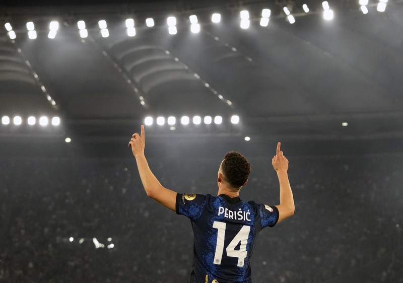 Italy Soccer Italian Cup Inter players holds the trophy and celebrates after winning the the Italian Cup final soccer match between Juventus and Inter Milan at the Stadio Olimpico in Rome, Italy, Wednesday, May 11, 2022. (AP Photo/Alessandra Tarantino)
