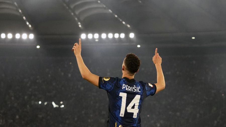 Inter players holds the trophy and celebrates after winning the the Italian Cup final soccer match between Juventus and Inter Milan at the Stadio Olimpico in Rome, Italy, Wednesday, May 11, 2022. (AP Photo/Alessandra Tarantino)