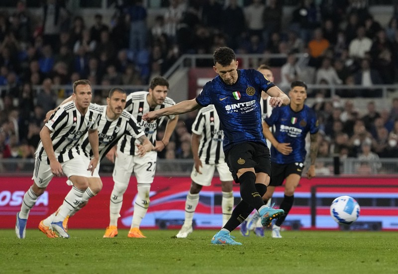 Italy Soccer Italian Cup Inter players holds the trophy and celebrates after winning the the Italian Cup final soccer match between Juventus and Inter Milan at the Stadio Olimpico in Rome, Italy, Wednesday, May 11, 2022. (AP Photo/Alessandra Tarantino)